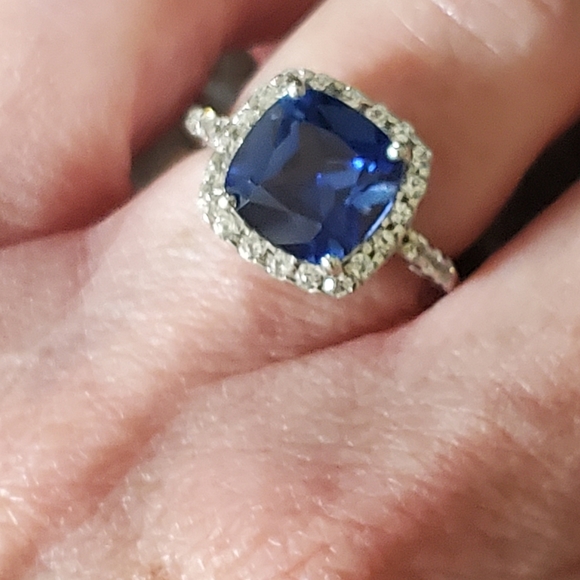 Beautiful 10K White Solid Gold Sapphire Ring - Picture 10 of 11